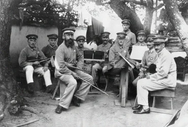 Mitglieder eines deutschen Bando-Kriegsgefangenenlager-Orchesters in der Präfektur Tokushima
