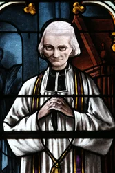 Kirche von Mezilles: Buntglasfenster: Heiliger Johannes Maria Vianney, Pfarrer von Ars