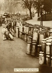 Milchkannen im Hyde Park während des Generalstreiks, London, 1926