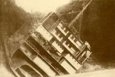 Modell zeigt die Laurentic, wie sie ursprünglich lag, 120 Fuß unter der Oberfläche, ca. 1930