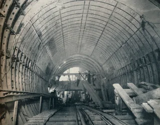 Moderne Nachahmung von Piranesi: Nr. 3 Rolltreppentunnel an der Piccadilly Circus Station, 1929