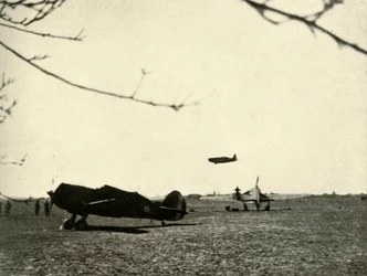 Morane 406 auf dem Flugplatz Vassincourt mit französischem Curtiss Hawk und Hurricane, 1939-1940, 1941