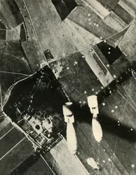 Mehr britische Bomben auf einem feindlich gehaltenen Flugplatz, 1939-1940