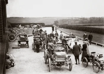 Autos vor einem Landhaus während der 1000-Meilen-Prüfung