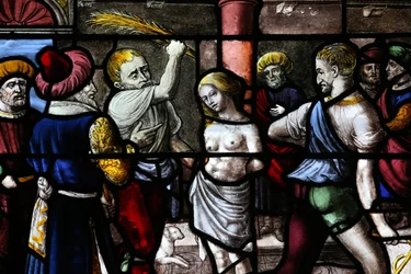Kathedrale von Moulins. Buntglasfenster: Große Märtyrerin St. Barbara. Bestrafung, 20160603, Moulins, Europa