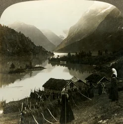 Von Bergen umgebener Loen-See - unvergleichlich in Schönheit und Erhabenheit - vom Seten-Hof, Norwegen, ca. 1905