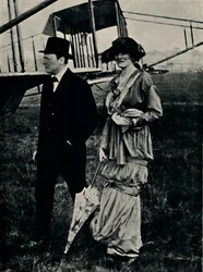 Mr. und Mrs. Churchill bei einem Lufttreffen in Hendon