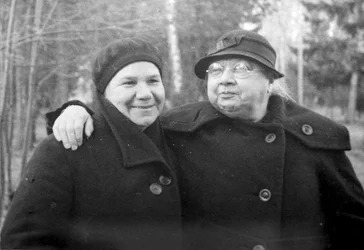 Nadeschda Krupskaja, Lenins Frau, mit einer Freundin, 1936