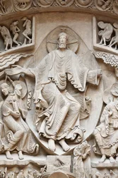 Nationalmuseum der französischen Denkmäler. Basilika Sainte-Marie-Madeleine, Vézelay. Westfassade. Christus in der Herrlichkeit. Abguss. Nahaufnahme, Paris, Frankreich