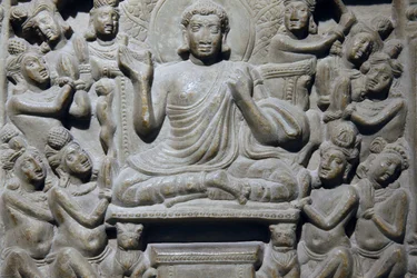 Nationalmuseum, Neu-Delhi. Ayaga-Fries mit Szenen aus dem Leben Buddhas und aus den Jatakas. Ikshvaku, 3. Jahrhundert n. Chr. Nagarjunakonda, Andhra Pradesh. Gräulicher Kalkstein. Detail. Indien.