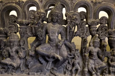 Nationalmuseum, Neu-Delhi. Türsturz mit Darstellung der Trimurti (Brahma, Vishnu und Shiva). Kakatiya