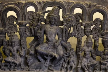 Nationalmuseum, Neu-Delhi. Türsturz mit Darstellung der Trimurti (Brahma, Vishnu und Shiva). Kakatiya