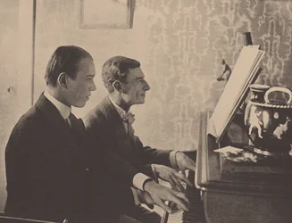 Nijinsky und Maurice Ravel am Klavier, spielen eine Partitur von Daphnis und Chloe