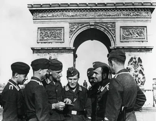 Besetzte deutsche Truppen am Arc de Triomphe, Paris, Juni 1940