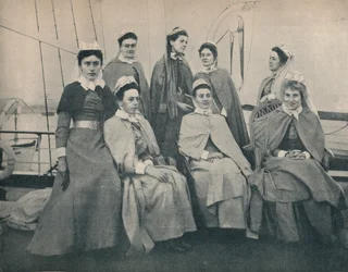 Auf in den Krieg! Krankenschwestern auf einem Liner nach Kapstadt, um 1900