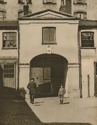 Alte Stallungen, die angeblich die Ställe des Eisernen Herzogs in Knightsbridge waren, um 1935