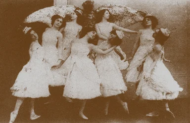 Olga Preobrajenskaya als Odette mit Schwänen im Ballett Schwanensee