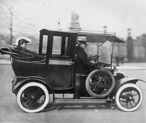 Am 2. März 1911 ging Innenminister Mr. Winston Churchill zum Palast, 1911