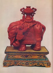 Einer von einem Paar geschnitzter roter Lackelefanten, Chinesisch, Qianlong-Periode, um 1765