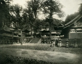 Einer von vielen Tempeln in Nikko, Japan, eine Pilgerstätte heiliger Schreine, 1936