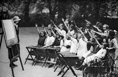 Unterricht im Freien in Lincolns Inn Fields, London, 1926-1927