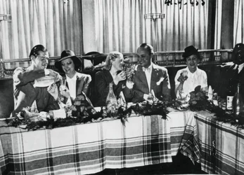 Eröffnung eines Restaurants durch beliebte französische Sänger, Paris, September 1941
