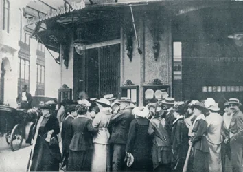 Vor einem der Pariser Lebensmittelgeschäfte, als eine Belagerung der Stadt befürchtet wurde, um 1914