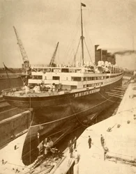 Überholung eines großen Liners in einem Trockendock in Liverpool, um 1930