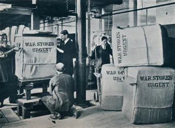 Verpacken der Khaki-Ballen zum Versand an die Regierung, um 1914