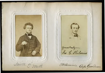 Seite fünfzehn des Albums mit einem Halbporträt von Eli Smith (links) und einem Brustporträt von George C. Thilenius (rechts). Smith von Worth und Thilenius, Cape Girardeau (auf Albumseite geschrieben). Smith war ein Delegierter aus Worth County (12. Senat