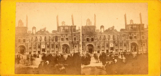 Pariser Kommune (1871): Blick auf das Rathaus nach dem Brand im Mai 1871. Anonyme Fotografie. Druck auf Karton Dim. 17x8 cm