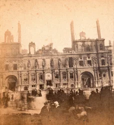 Pariser Kommune (1871): Blick auf das Hôtel de Ville nach dem Brand im Mai 1871. Anonyme Fotografie. Druck auf Karton, Maße 8,5x8 cm
