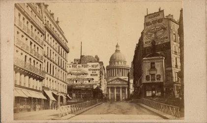 Pariser Kommune (1871): Blick auf das Pantheon und die Rue Soufflot (große Plakate werben für das Maison de la rue du Pont Neuf). Anonyme Fotografie. Druck auf Karton Maße 10x6 cm