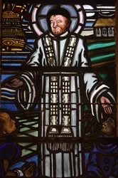 Paris, Frankreich. Kirche Saint Laurent. Glasfenster: Heiliger Vinzenz von Paul, Paris, Frankreich