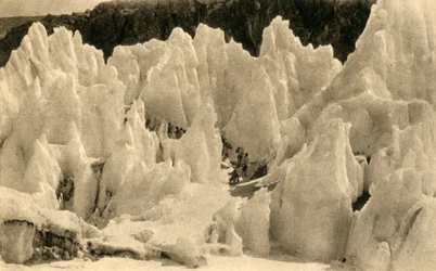 Durchgang des Ost-Rongbuk-Gletschers, um 1918-1939