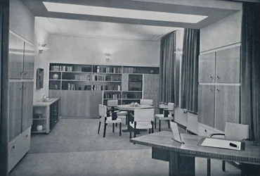 Paul Bromberg. Kombiniertes Wohn- und Esszimmer in einem Haus in Rotterdam, in Elfenbein, Rot-Orange