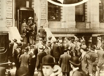 Menschen warten auf Nachrichten von der Titanic... New York City, USA, April 1912, 1935