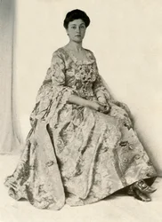 Fotografie eines Kincob-Brokatstoffs mit seidenbesticktem Mieder, ca. 1750, 1937