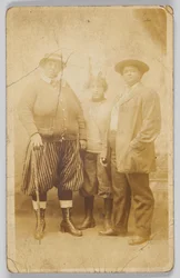 Fotopostkarte von drei unbekannten Frauen, 1904-1918