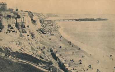 Pier und Sand von Dudley Chine, Boscombe Pier in der Ferne