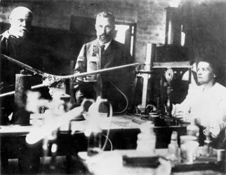 Pierre und Marie Curie, französische Wissenschaftler, bei der Arbeit im Labor