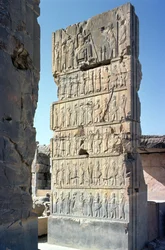 Säulenrelief aus der Halle der Hundert Säulen, Achämenidenzeit, 5. Jahrhundert v. Chr.