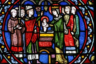 Kollegiatkirche von Poissy. Buntglasfenster. Taufe des Heiligen Ludwig, Poissy, Frankreich