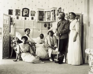 Porträt von Zar Nikolaus II. (1868-1918) mit seiner Familie, von links nach rechts Tatiana, Alexandra (seine Frau), Anastasia, Maria und Olga, ca. 1910