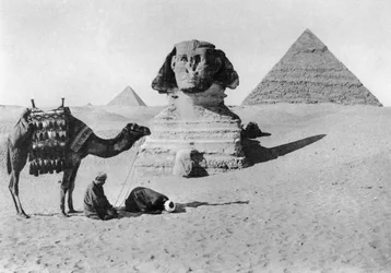 Gebet vor einer Sphinx, Kairo, Ägypten