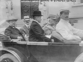 Präsident Roosevelt verlässt das Institut von Butantan in São Paulo mit Außenminister Altino Arantes