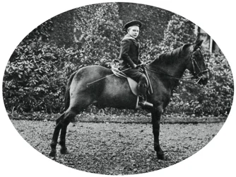 Prinz Albert Windsor im Alter von sechs Jahren, auf einem Pferd sitzend, 1902