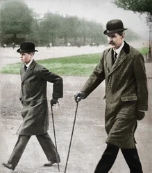 Prinz Edward spaziert mit Mr. HP Hansell, seinem Tutor, in Auteuil, Frankreich