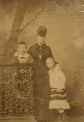 Prinzessin Ekaterina Mikhailovna Yurievskaya mit den Kindern Georgy und Olga, Ende der 1870er Jahre - Anfang der 1880er Jahre