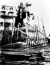 Schutzmaßnahmen für die Statue von Ludwig XIV., Paris, 1940